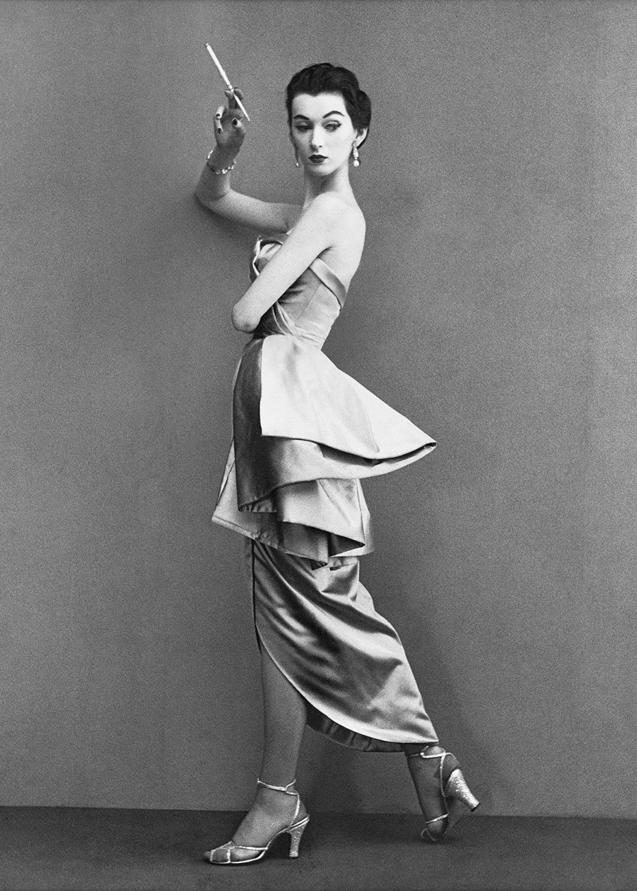Dovima,-evening-dress-by-Fath,-Paris-studio,-August-1950-(1)